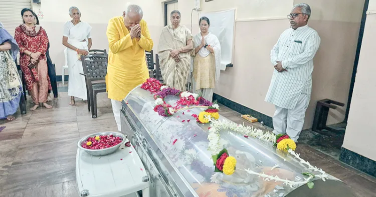 ഇന്നലെ അന്തരിച്ച രാഷ്ട്രസേവികാ സമിതി മുന് പ്രമുഖ് സഞ്ചാലിക പ്രമീള തായ് മേഢെയുടെ ഭൗതികദേഹം
നാഗ്പൂരിലെ അഹല്യാ മന്ദിറില് പൊതുദര്ശനത്തിന് വച്ചപ്പോള് ആര്എസ്എസ് സര്സംഘചാലക്
ഡോ. മോഹന് ഭാഗവത് അന്ത്യാഞ്ജലി അര്പ്പിക്കുന്നു