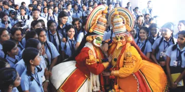 എറണാകുളം കച്ചേരിപ്പടി സെ. ആന്റണീസ് ഹയര്‍ സെക്കന്‍ഡറി സ്‌കൂള്‍ അധ്യാപികയും കഥകളി കലാകാരിയുമായ പ്രീത ബാലകൃഷ്ണനും (ഹംസം) പാര്‍വതി മേനോനും (നളന്‍) ചേര്‍ന്ന് പത്താം ക്ലാസ് മലയാളം പാഠഭാഗമായ നളചരിതത്തിന്റെ ഭാഗം ദൃശ്യവല്‍ക്കരിച്ചശേഷം കുട്ടികള്‍ക്കൊപ്പം.