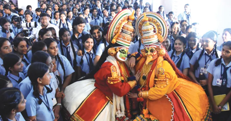 എറണാകുളം കച്ചേരിപ്പടി സെ. ആന്റണീസ് ഹയര്‍ സെക്കന്‍ഡറി സ്‌കൂള്‍ അധ്യാപികയും കഥകളി കലാകാരിയുമായ പ്രീത ബാലകൃഷ്ണനും (ഹംസം) പാര്‍വതി മേനോനും (നളന്‍) ചേര്‍ന്ന് പത്താം ക്ലാസ് മലയാളം പാഠഭാഗമായ നളചരിതത്തിന്റെ ഭാഗം ദൃശ്യവല്‍ക്കരിച്ചശേഷം കുട്ടികള്‍ക്കൊപ്പം.