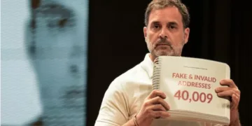 രാഹുല്‍ ഗാന്ധി (വലത്ത്) ആദിത്യ ശ്രീവാസ്തവ (ഇടത്ത്)