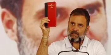 രാഹുല്‍ ഗാന്ധി ഭരണഘടന ഉയര്‍ത്തിക്കാട്ടുന്നു