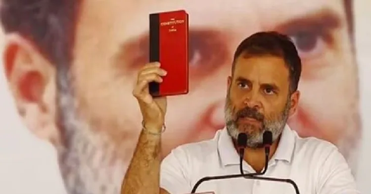 രാഹുല്‍ ഗാന്ധി ഭരണഘടന ഉയര്‍ത്തിക്കാട്ടുന്നു