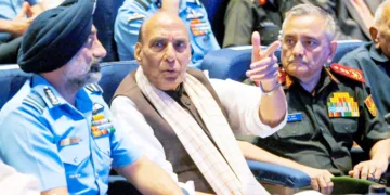 ഗഗന്‍യാന്‍ യാത്രികരെ ആദരിക്കാന്‍ ദല്‍ഹിയില്‍ സംഘടിപ്പിച്ച ചടങ്ങില്‍ സംയുക്ത സേന മേധാവി അനില്‍ ചൗഹാന്‍ വ്യോമസേനാ മേധാവി എയര്‍മാര്‍ഷല്‍ എ.പി സിങ് എന്നിവര്‍ക്കൊപ്പം പ്രതിരോധ മന്ത്രി രാജ്‌നാഥ് സിങ്‌