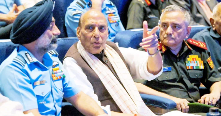 ഗഗന്‍യാന്‍ യാത്രികരെ ആദരിക്കാന്‍ ദല്‍ഹിയില്‍ സംഘടിപ്പിച്ച ചടങ്ങില്‍ സംയുക്ത സേന മേധാവി അനില്‍ ചൗഹാന്‍ വ്യോമസേനാ മേധാവി എയര്‍മാര്‍ഷല്‍ എ.പി സിങ് എന്നിവര്‍ക്കൊപ്പം പ്രതിരോധ മന്ത്രി രാജ്‌നാഥ് സിങ്‌