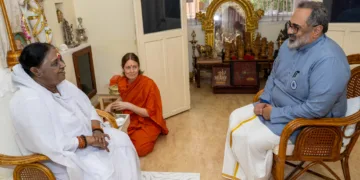 വള്ളിക്കാവ് അമൃതപുരിയിലെത്തി ബിജെപി സംസ്ഥാന അധ്യക്ഷന്‍ രാജീവ് ചന്ദ്രശേഖര്‍ മാതാ അമൃതാനന്ദമയീ ദേവിയെ സന്ദര്‍ശിച്ചപ്പോള്‍