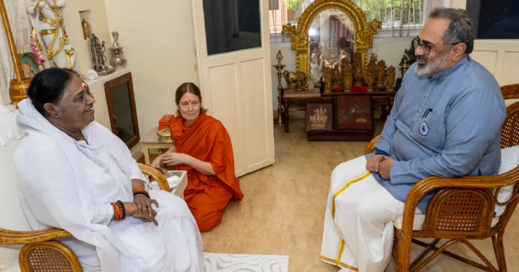 വള്ളിക്കാവ് അമൃതപുരിയിലെത്തി ബിജെപി സംസ്ഥാന അധ്യക്ഷന്‍ രാജീവ് ചന്ദ്രശേഖര്‍ മാതാ അമൃതാനന്ദമയീ ദേവിയെ സന്ദര്‍ശിച്ചപ്പോള്‍