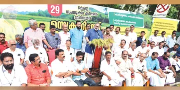 കേരള സംയുക്ത കര്‍ഷകവേദിയുടെ ആഭിമുഖ്യത്തില്‍ സെക്രട്ടേറിയേറ്റിന് മുന്നില്‍ നടന്ന കൂട്ടധര്‍ണയില്‍ കര്‍ഷകരോടൊപ്പം ബിജെപി സംസ്ഥാന അധ്യക്ഷന്‍ രാജീവ് ചന്ദ്രശേഖര്‍ നെല്‍ക്കതിരുമായി പ്രതിഷേധിക്കുന്നു