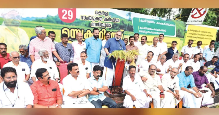കേരള സംയുക്ത കര്‍ഷകവേദിയുടെ ആഭിമുഖ്യത്തില്‍ സെക്രട്ടേറിയേറ്റിന് മുന്നില്‍ നടന്ന കൂട്ടധര്‍ണയില്‍ കര്‍ഷകരോടൊപ്പം ബിജെപി സംസ്ഥാന അധ്യക്ഷന്‍ രാജീവ് ചന്ദ്രശേഖര്‍ നെല്‍ക്കതിരുമായി പ്രതിഷേധിക്കുന്നു