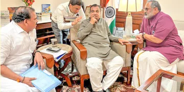 കേരളത്തിലെ ദേശീയപാത വികസനം അടക്കം ഗതാഗത മേഖലയുമായി ബന്ധപ്പെട്ട വിഷയങ്ങള്‍ ചര്‍ച്ചചെയ്യുന്നതിനായി ബിജെപി സംസ്ഥാന അദ്ധ്യക്ഷന്‍ രാജീവ് ചന്ദ്രശേഖര്‍, ബിജെപി ദേശീയ നിര്‍വാഹക സമിതി അംഗം പി.കെ. കൃഷ്ണദാസ്
എന്നിവര്‍ കേന്ദ്ര റോഡ് ഗതാഗത വകുപ്പ് മന്ത്രി നിതിന്‍ ഗഡ്കരിയെ സന്ദര്‍ശിച്ചപ്പോള്‍