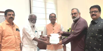 കേരളത്തിന്റെ കാര്‍ഷിക മേഖലയിലെ പ്രശ്‌നങ്ങള്‍ സംബന്ധിച്ച് നടത്തിയ പഠന റിപ്പോര്‍ട്ട് കേന്ദ്ര കൃഷി മന്ത്രി (കൃഷി) ശിവരാജ് സിംഗ് ചൗഹാന് നല്‍കുന്നു