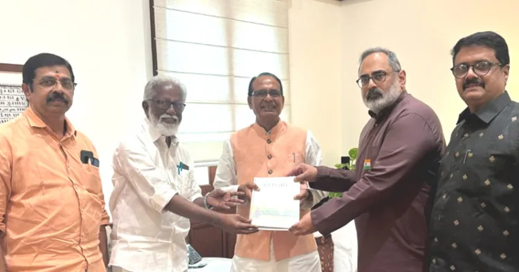 കേരളത്തിന്റെ കാര്‍ഷിക മേഖലയിലെ പ്രശ്‌നങ്ങള്‍ സംബന്ധിച്ച് നടത്തിയ പഠന റിപ്പോര്‍ട്ട് കേന്ദ്ര കൃഷി മന്ത്രി (കൃഷി) ശിവരാജ് സിംഗ് ചൗഹാന് നല്‍കുന്നു