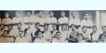 1957 ബാച്ച് വിദ്യാര്‍ത്ഥികള്‍ ഗുരുക്കന്‍മാരോടൊപ്പം. യേശുദാസ് മുകളില്‍ ഇടത്ത് നിന്ന് മൂന്നാമത്‌