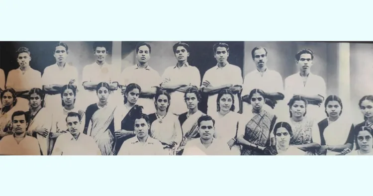 1957 ബാച്ച് വിദ്യാര്ത്ഥികള് ഗുരുക്കന്മാരോടൊപ്പം. യേശുദാസ് മുകളില് ഇടത്ത് നിന്ന് മൂന്നാമത്