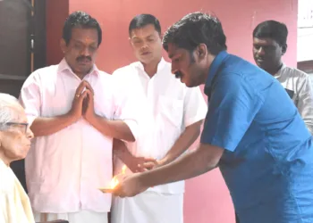 കൊച്ചിയില്‍ ശിക്ഷാ സംസ്‌കൃതി ഉത്ഥാന്‍ ന്യാസ് സംഘടിപ്പിച്ച ജ്ഞാനസഭയ്ക്ക് മുന്നോടിയായി സംഘാടകര്‍ എം.കെ. സാനുവിന് ഗുരുപൂജ ചെയ്യുന്നു