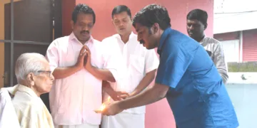 കൊച്ചിയില്‍ ശിക്ഷാ സംസ്‌കൃതി ഉത്ഥാന്‍ ന്യാസ് സംഘടിപ്പിച്ച ജ്ഞാനസഭയ്ക്ക് മുന്നോടിയായി സംഘാടകര്‍ എം.കെ. സാനുവിന് ഗുരുപൂജ ചെയ്യുന്നു