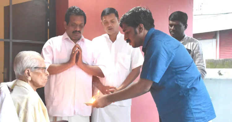 കൊച്ചിയില്‍ ശിക്ഷാ സംസ്‌കൃതി ഉത്ഥാന്‍ ന്യാസ് സംഘടിപ്പിച്ച ജ്ഞാനസഭയ്ക്ക് മുന്നോടിയായി സംഘാടകര്‍ എം.കെ. സാനുവിന് ഗുരുപൂജ ചെയ്യുന്നു