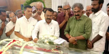 എം.കെ. സാനുവിന് എറണാകുളം ടൗണ്‍ഹാളില്‍ മുന്‍ ഗവര്‍ണര്‍ പി.എസ്. ശ്രീധരന്‍ പിള്ള അന്ത്യാഞ്ജലി
അര്‍പ്പിക്കുന്നു