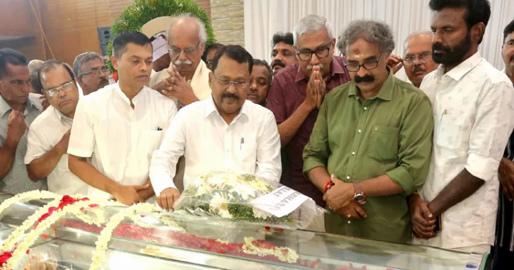 എം.കെ. സാനുവിന് എറണാകുളം ടൗണ്‍ഹാളില്‍ മുന്‍ ഗവര്‍ണര്‍ പി.എസ്. ശ്രീധരന്‍ പിള്ള അന്ത്യാഞ്ജലി
അര്‍പ്പിക്കുന്നു