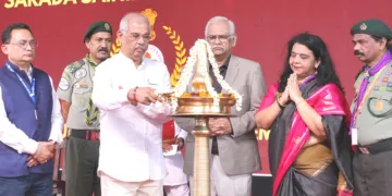 കാലടി ശ്രീശാരദ സൈനിക് സ്‌കൂളില്‍ നടന്ന ഹിന്ദുസ്ഥാന്‍ സ്‌കൗട്ട്‌സ് ആന്‍ഡ് ഗെയ്ഡ്‌സിന്റെ രാജ്യപുരസ്‌കാര്‍ അവാര്‍ഡ് വിതരണ സമ്മേളനം ഗവര്‍ണര്‍ രാജേന്ദ്ര വിശ്വനാഥ് ആര്‍ലേക്കര്‍ ഉദ്ഘാടനം ചെയ്യുന്നു. രാജിബ് ബറുവ, കെ.എസ്. ചൗഹാന്‍, കെ. ആനന്ദ്, ഡോ. ദീപ ചന്ദ്രന്‍ എന്നിവര്‍ സമീപം