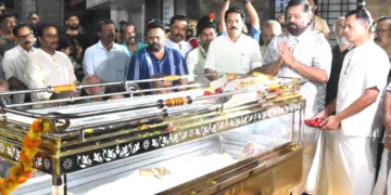 അന്തരിച്ച സാഹിത്യകാരന്‍ പ്രൊഫ. എം.കെ. സാനുവിന് എറണാകുളം അമൃത ആശുപത്രിയില്‍ കേന്ദ്രമന്ത്രി സുരേഷ്ഗോപി ആദരാഞ്ജലികള്‍ അര്‍പ്പിക്കുന്നു