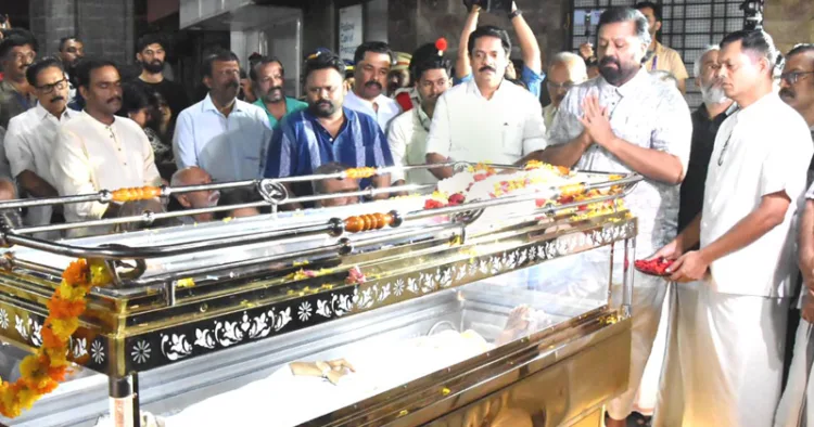 അന്തരിച്ച സാഹിത്യകാരന്‍ പ്രൊഫ. എം.കെ. സാനുവിന് എറണാകുളം അമൃത ആശുപത്രിയില്‍ കേന്ദ്രമന്ത്രി സുരേഷ്ഗോപി ആദരാഞ്ജലികള്‍ അര്‍പ്പിക്കുന്നു