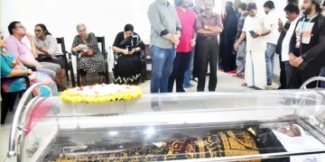 പ്രേം നസീറിന്റെ മകന്‍ ഷാനവാസിന്റെ ഭൗതിക ശരീരം വഴുതയ്ക്കാട്ടെ വസതിയില്‍ പൊതുദര്‍ശനത്തിന് വച്ചപ്പോള്‍