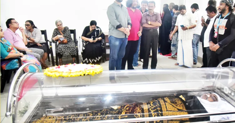 പ്രേം നസീറിന്റെ മകന്‍ ഷാനവാസിന്റെ ഭൗതിക ശരീരം വഴുതയ്ക്കാട്ടെ വസതിയില്‍ പൊതുദര്‍ശനത്തിന് വച്ചപ്പോള്‍