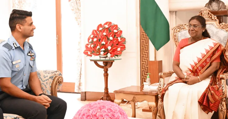 ബഹിരാകാശ യാത്രികന്‍ ഗ്രൂപ്പ് ക്യാപ്റ്റന്‍ ശുഭാംശു ശുക്ല രാഷ്ട്രപതി ദ്രൗപദി മുര്‍മുവിനെ സന്ദര്‍ശിച്ചപ്പോള്‍