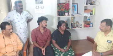 കോതമംഗലം കറുകടത്തെ വീട്ടിലെത്തി സോന എല്‍ദോസിന്റെ കുടുംബത്തെ ഹിന്ദു ഐക്യവേദി സംസ്ഥാന പ്രസിഡന്റ് ആര്‍.വി. ബാബു സന്ദര്‍ശിക്കുന്നു