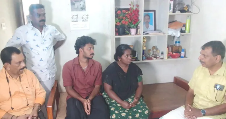 കോതമംഗലം കറുകടത്തെ വീട്ടിലെത്തി സോന എല്‍ദോസിന്റെ കുടുംബത്തെ ഹിന്ദു ഐക്യവേദി സംസ്ഥാന പ്രസിഡന്റ് ആര്‍.വി. ബാബു സന്ദര്‍ശിക്കുന്നു