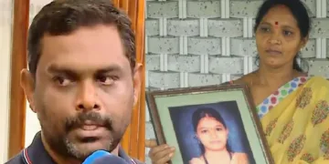 സൗജന്യയുടെ ചിത്രം കാട്ടി അമ്മ കുസുമവതി (വലത്ത്)