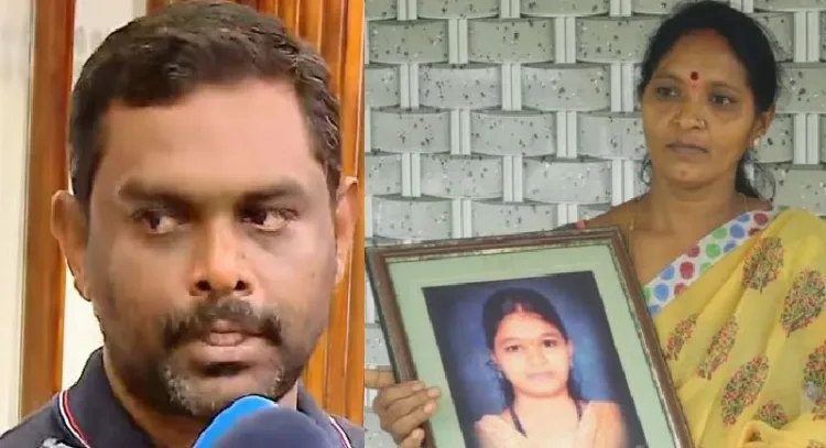 സൗജന്യയുടെ ചിത്രം കാട്ടി അമ്മ കുസുമവതി (വലത്ത്)