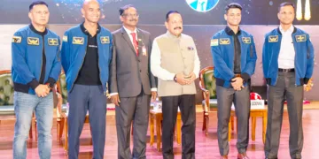 ദേശീയ ബഹിരാകാശ ദിനത്തിന്റെ ഭാഗമായി ന്യൂദല്‍ഹിയിലെ ഭാരത് മണ്ഡപത്തില്‍ സംഘടിപ്പിച്ച പരിപാടിയില്‍ പങ്കെടുക്കാനെത്തിയ ശാസ്ത്ര സങ്കേതിക വകുപ്പ് മന്ത്രി ജിതേന്ദ്ര സിങ്. ഐഎസ്ആര്‍ഒ ചെയര്‍മാന്‍ ഡോ. വി. നാരായണന്‍, ഗഗന്‍യാന്‍ ബഹിരാകാശ യാത്രികരായ അംഗദ് പ്രതാപ്, പ്രശാന്ത് ബാലകൃഷ്ണന്‍ നായര്‍, ശുഭാംശു ശുക്ല, അജിത് കൃഷ്ണന്‍ എന്നിവര്‍ ഒപ്പം