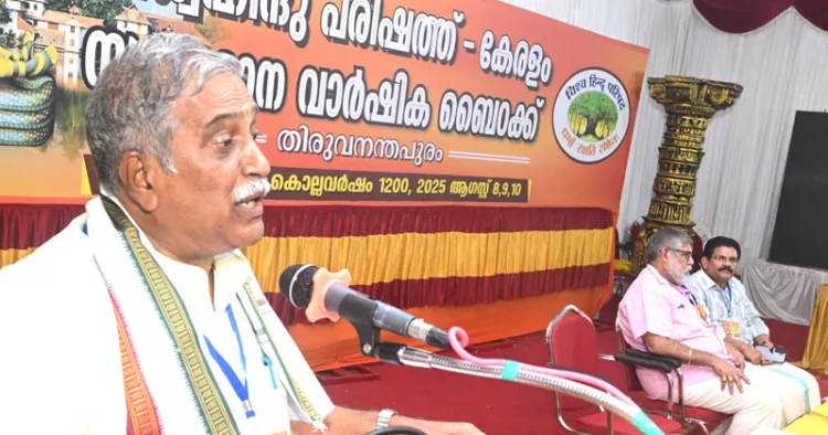 വിശ്വഹിന്ദുപരിഷത്ത് സംസ്ഥാന സമ്മേളനത്തിന്റെ സമാപനത്തില്‍ ദേശീയ ജോയിന്റ് ജനറല്‍ സെക്രട്ടറി സ്ഥാണുമാലയന്‍ സമാരോപ് സന്ദേശം നല്‍കുന്നു. സംസ്ഥാന അധ്യക്ഷന്‍ വിജി തമ്പി, സംസ്ഥാന സെക്രട്ടറി അഡ്വ. അനില്‍ വിളയില്‍ എന്നിവര്‍ സമീപം