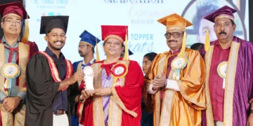 ചെങ്ങന്നൂര്‍ സെന്റ് തോമസ് എഞ്ചിനീയറിംഗ് കോളജില്‍ നടന്ന ബിരുദദാന ചടങ്ങില്‍ ഡിആര്‍ഡിഒ മുന്‍ ശാസ്ത്രജ്ഞ ഡോ. ടെസി തോമസ് മികച്ച വിദ്യാര്‍ത്ഥികള്‍ക്ക് ഉപഹാരങ്ങള്‍ നല്‍കുന്നു. ഡയറക്ടറും പ്രിന്‍സിപ്പലുമായ ഡോ. അജിത് പ്രഭു വി. സമീപം