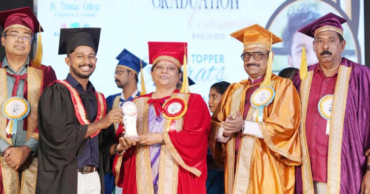 ചെങ്ങന്നൂര്‍ സെന്റ് തോമസ് എഞ്ചിനീയറിംഗ് കോളജില്‍ നടന്ന ബിരുദദാന ചടങ്ങില്‍ ഡിആര്‍ഡിഒ മുന്‍ ശാസ്ത്രജ്ഞ ഡോ. ടെസി തോമസ് മികച്ച വിദ്യാര്‍ത്ഥികള്‍ക്ക് ഉപഹാരങ്ങള്‍ നല്‍കുന്നു. ഡയറക്ടറും പ്രിന്‍സിപ്പലുമായ ഡോ. അജിത് പ്രഭു വി. സമീപം