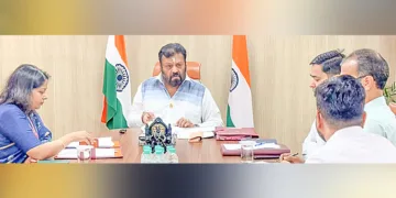 ദല്‍ഹിയില്‍ കേന്ദ്രമന്ത്രി സുരേഷ്‌ഗോപി എണ്ണ പ്രകൃതി വാതക കമ്മിഷനിലെ ഉന്നത ഉദ്യോഗസ്ഥരുമായി ചര്‍ച്ച നടത്തുന്നു