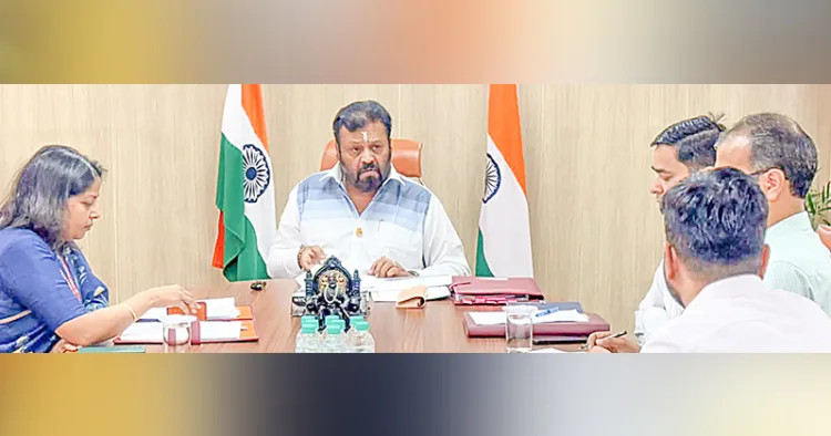 ദല്‍ഹിയില്‍ കേന്ദ്രമന്ത്രി സുരേഷ്‌ഗോപി എണ്ണ പ്രകൃതി വാതക കമ്മിഷനിലെ ഉന്നത ഉദ്യോഗസ്ഥരുമായി ചര്‍ച്ച നടത്തുന്നു