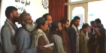 തൊഴിലിനായി ഖത്തറിലേക്ക് പോകാന്‍ ക്യൂനില്‍ക്കുന്ന താലിബാന്‍കാര്‍