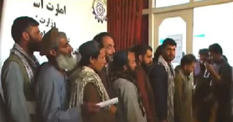തൊഴിലിനായി ഖത്തറിലേക്ക് പോകാന്‍ ക്യൂനില്‍ക്കുന്ന താലിബാന്‍കാര്‍