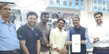 പാലക്കാട് ഐഐടിയിലെ റെവിന്‍ ടെക്നോ സൊല്യൂഷന്‍സ് എന്ന സ്റ്റാര്‍ട്ടപ്പ് തയ്യാറാക്കിയ ട്യൂട്ടോസ് ആപ്പ് കേന്ദ്രമന്ത്രി ധര്‍മേന്ദ്ര പ്രധാന്‍ പ്രകാശനം ചെയ്യുന്നു