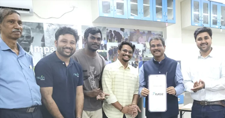 പാലക്കാട് ഐഐടിയിലെ റെവിന്‍ ടെക്നോ സൊല്യൂഷന്‍സ് എന്ന സ്റ്റാര്‍ട്ടപ്പ് തയ്യാറാക്കിയ ട്യൂട്ടോസ് ആപ്പ് കേന്ദ്രമന്ത്രി ധര്‍മേന്ദ്ര പ്രധാന്‍ പ്രകാശനം ചെയ്യുന്നു