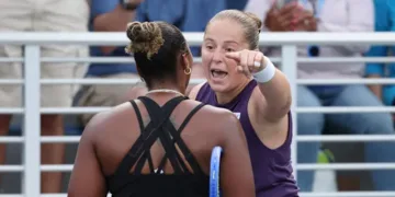 ടെയ്‌ലര്‍ ടൗണ്‍സെന്‍ഡിന് നേര്‍ക്ക് യലേന ഒസ്റ്റപെങ്കോ വിരല്‍ ചൂണ്ടിക്കൊണ്ട് ആക്രോശിക്കുന്നു