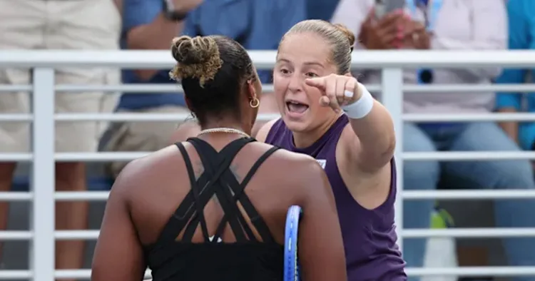 ടെയ്‌ലര്‍ ടൗണ്‍സെന്‍ഡിന് നേര്‍ക്ക് യലേന ഒസ്റ്റപെങ്കോ വിരല്‍ ചൂണ്ടിക്കൊണ്ട് ആക്രോശിക്കുന്നു