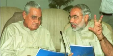 രാഷ്ട്രീയത്തിലെ ഗുരുവും ശിഷ്യനുമായി അറിയപ്പെടുന്ന വാജ് പേയിയും നരേന്ദ്രമോദിയും (ഫയല്‍ ഫോട്ടോ)