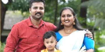 വരുണ്‍കുമാര്‍ ഭാര്യ അഞ്ജുവിനും മകന്‍ വിഹാനും ഒപ്പം