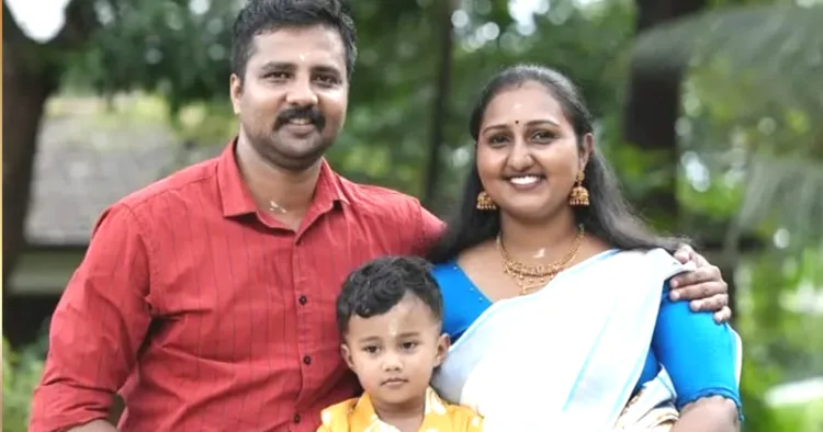 വരുണ്‍കുമാര്‍ ഭാര്യ അഞ്ജുവിനും മകന്‍ വിഹാനും ഒപ്പം