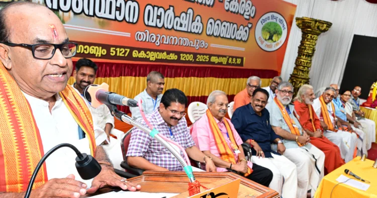 വിശ്വഹിന്ദു പരിഷത്ത് സംസ്ഥാന പ്രതിനിധി സമ്മേളനം തിരുവനന്തപുരം പാപ്പനംകോട് ശ്രീരാഗം ഓഡിറ്റോറിയത്തില്‍ എസ്എന്‍ഡിപി താലൂക്ക് യൂണിയന്‍ പ്രസിഡന്റ് പ്രേംരാജ് ഉദ്ഘാടനം ചെയ്യുന്നു. അഡ്വ. അനില്‍ വിളയില്‍, അഡ്വ. കെ. ബാലന്‍, വി.ആര്‍. രാജശേഖരന്‍, വിജി തമ്പി, സ്വാമി ശിവാമൃതാനന്ദപുരി, സ്ഥാണുമാലയന്‍ ജി., സനല്‍ കുമാര്‍, പ്രസന്നാബാഹുലേയന്‍, ബി. മോഹനന്‍ തുടങ്ങിയവര്‍ സമീപം