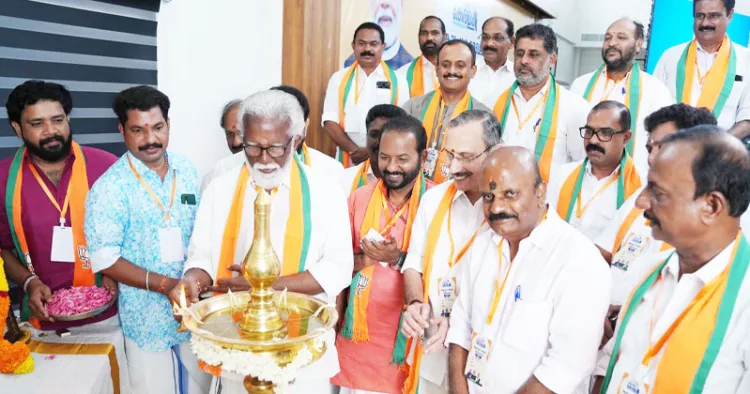 ബിജെപി ആലപ്പുഴ മേഖലാ സംഘടനാ ശില്പശാല ദേശീയ നിര്‍വാഹകസമിതിയംഗം കുമ്മനം രാജശേഖരന്‍ ഉദ്ഘാടനം ചെയ്യുന്നു, കെ. സോമന്‍, അഡ്വ. എസ്. സുരേഷ്, എം.ടി. രമേശ്, എം.വി. ഗോപകുമാര്‍, കുളനട അശോകന്‍, അഡ്വ. ജയസൂര്യന്‍, അഡ്വ. പി. സുധീര്‍, അഡ്വ. പി.കെ. ബിനോയ്, പൂന്തുറ ശ്രീകുമാര്‍ തുടങ്ങിയവര്‍ സമീപം