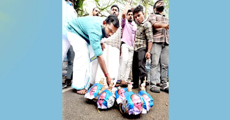 നനഞ്ഞ ബോംബ്: ബിജെപിക്കെതിരെ വ്യാജ ആരോപണം ഉന്നയിച്ച പ്രതിപക്ഷ നേതാവ് വി.ഡി. സതീശന്റെ വീട്ടിലേക്ക് പ്രതീകാത്മകമായി പൊട്ടാത്ത ബോംബുമായി യുവമോര്‍ച്ച പ്രവര്‍ത്തകര്‍ സംഘടിപ്പിച്ച മാര്‍ച്ച്. കന്റോണ്‍മെന്റ് ഹൗസിനു മുന്നില്‍ 'ബോംബുകള്‍' പ്രദര്‍ശിപ്പിക്കുന്നു.